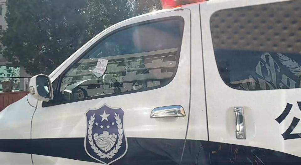 两辆警车违停被交警贴罚单，沈阳交警：贴单需缴罚款100元不扣分