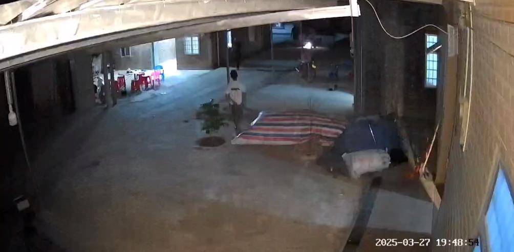 “女子带娃回娘家一家三口被害”案件今日开庭，丈夫：会带着妻子被砍断的头发去听审