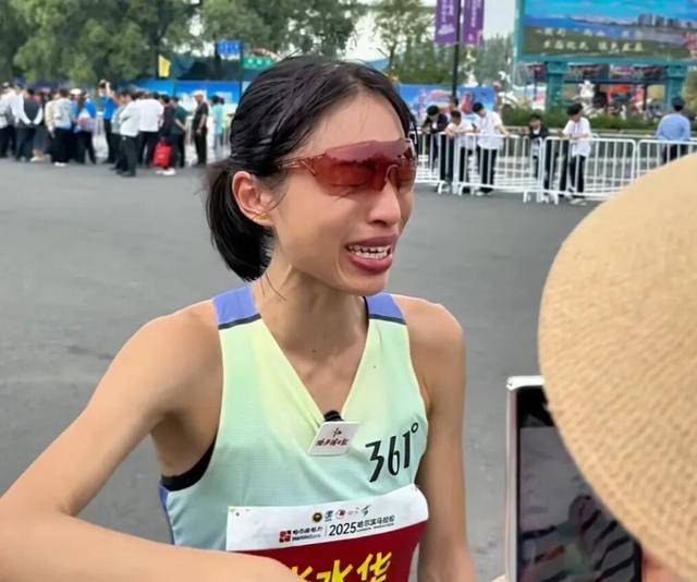 “最快女护士”跑马夺冠后，哭求“领导支持调休”，网友吵翻