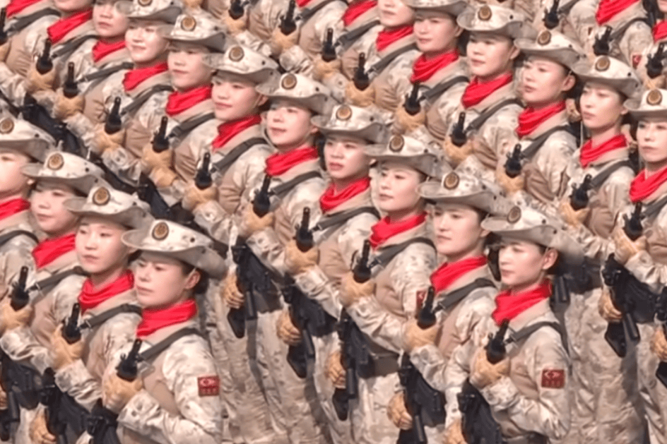 “民兵方队中一眼就认出了她，我们的陈老师！”