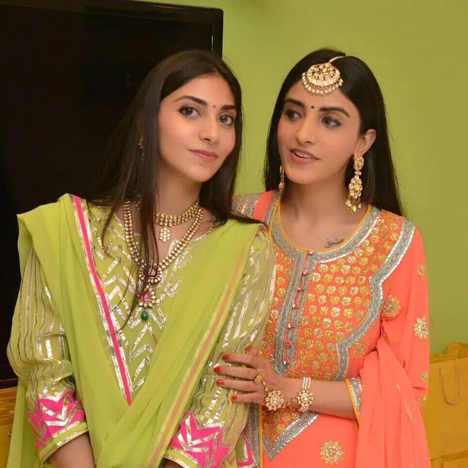 爱马仕当“头饰”，香奈儿挂满身，这对“神秘姐妹”是谁？