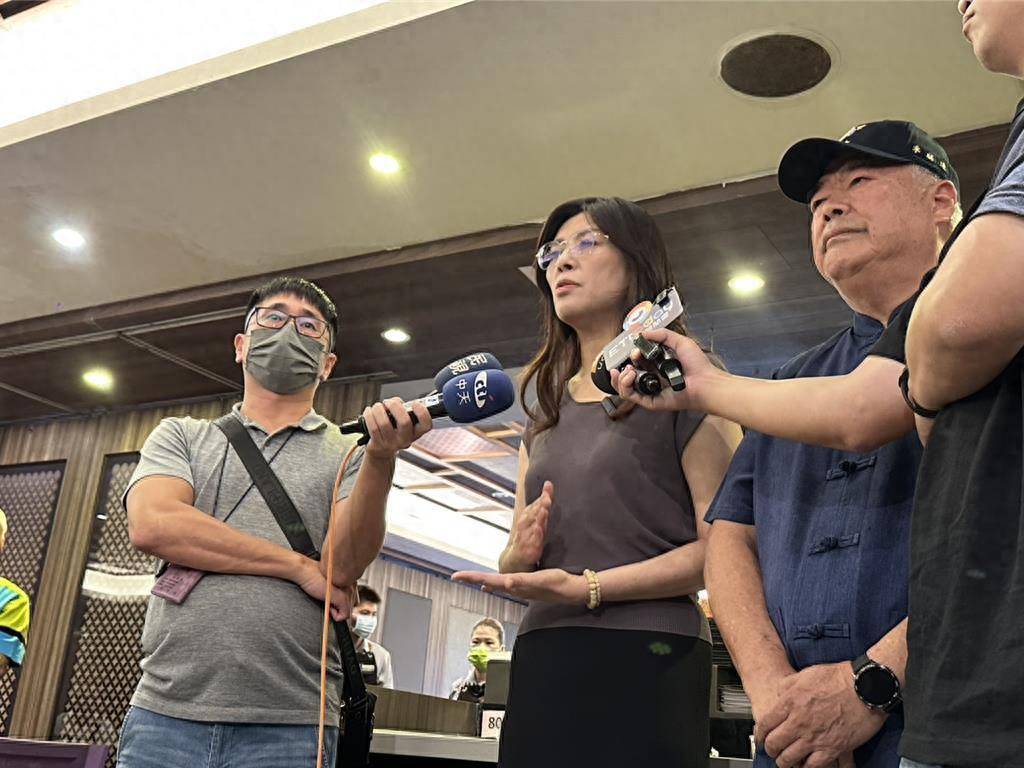 国民党爆发“大地震”,朱立伦将率211人集体辞职,剑指郑丽文?